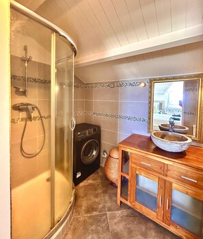 Dusche, Haartrockner, Handtücher, Seife