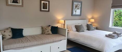 Chambre familiale, vue sur le jardin | Coffre-fort, rideaux dâobscurcissement, fer et planche Ă repasser