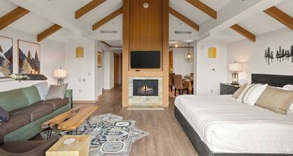 Cozy Penthouse Studio with Scenic Views, Pool, Hot Tub!