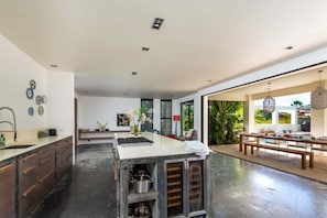 Geladeira, micro-ondas, fogão, cooktop