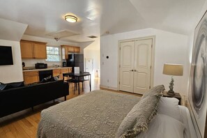 Desk, iron/ironing board, travel cot, WiFi - Gorgeous Private Entrance Studio (Atlanta)
