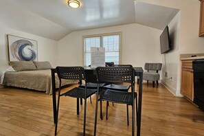 Desk, iron/ironing board, travel cot, WiFi - Gorgeous Private Entrance Studio (Atlanta)