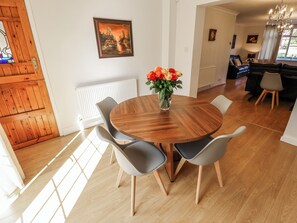 Dining - Uphill Broadway (Lincoln)