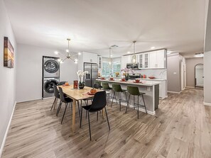 Dining - Mountain Views and Breeze Spacious Home with In law Suite 20 mins Ventura  Beach (Simi Valley)