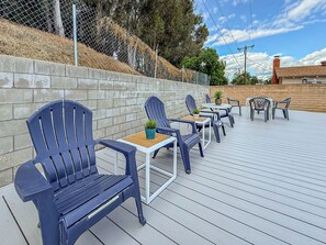 Outdoor dining - Mountain Views and Breeze Spacious Home with In law Suite 20 mins Ventura  Beach (Simi Valley)