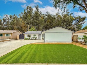 Exterior - Mountain Views and Breeze Spacious Home with In law Suite 20 mins Ventura  Beach (Simi Valley)