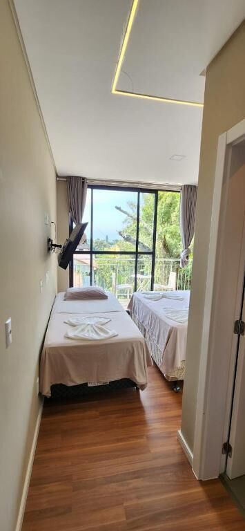 Standard trippelrum - balkong - utsikt mot trädgården