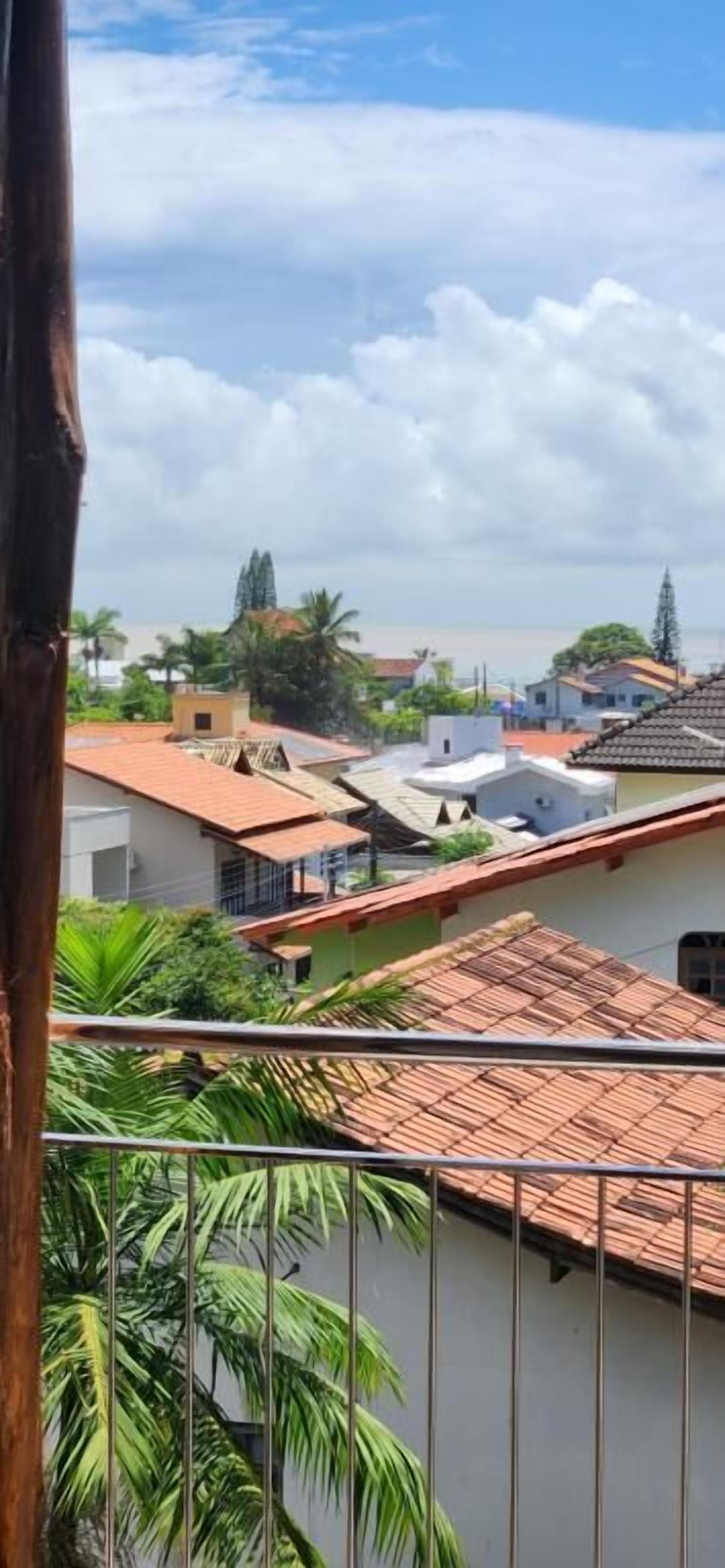 Habitación triple estándar, balcón, vistas a la playa | Jardines del alojamiento