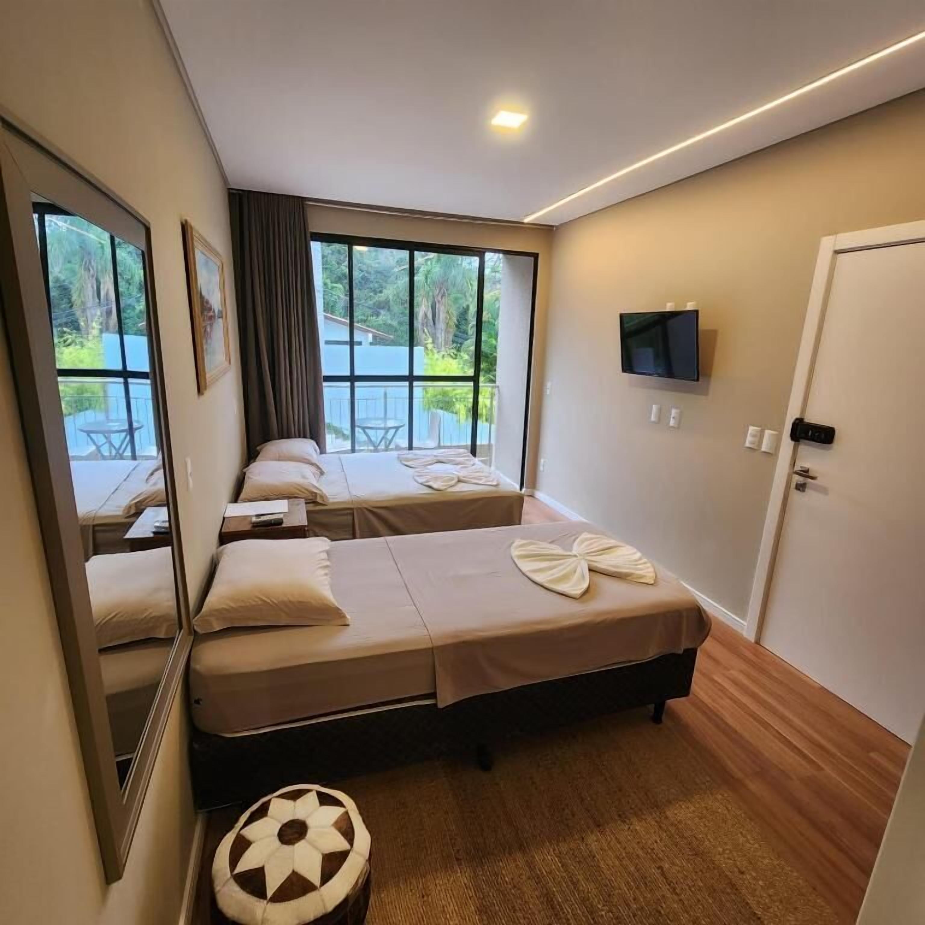 Standard trippelrum - balkong - utsikt mot trädgården