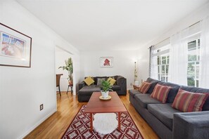 Ein Wohnzimmer mit einer Couch, einem Couchtisch und einem Teppich.