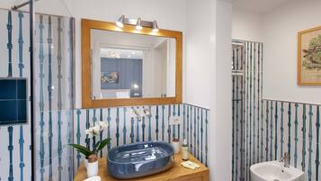Shower, hair dryer, bidet, towels