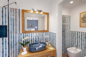 Doccia, asciugacapelli, bidet, asciugamani