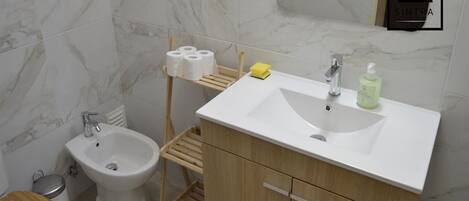 Secadora de cabello, bidet, toallas, jabón