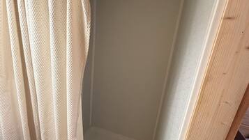 Douche, serviettes fournies, savon, papier de toilette