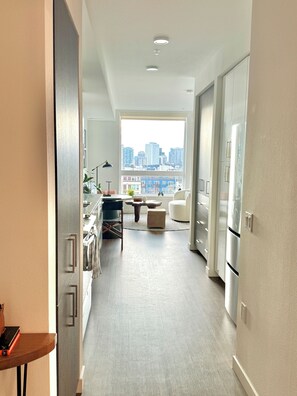 Eine moderne Küche mit Stadtblick, eine Essecke mit Tisch und Stühlen sowie ein Einbauofen.