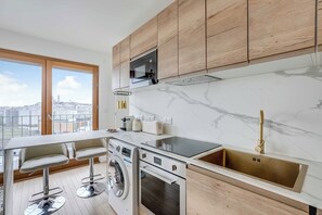 Apartment | Private kitchen | Fridge, microwave, oven, stovetop - Cosy Flat - 1bdr/4p - View on the Sacre-coeur (Paris)