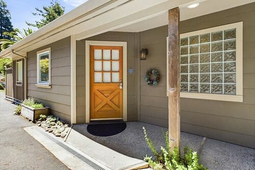 Arcata's Premier View: Sunny Setting Next to Redwood Park and Community Forest