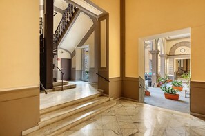 A marble staircase leading to a second-floor landing with a view of a courtyard. - Room 'Camera Matrimoniale Standard' with Wi-Fi and Air Conditioning (Napoli)