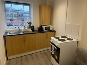 Stovetop, electric kettle, toaster - Well-Located 1-Bed Flat – Montpelier, Bristol (Bristol City)
