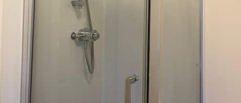 Douche, serviettes fournies