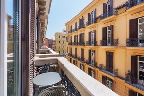 Property grounds - Room 'Camera Matrimoniale Superior' with Balcony, Wi-Fi and Air Conditioning (Napoli)