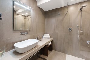 Shower, hair dryer, towels - Room 'Camera Matrimoniale Superior' with Balcony, Wi-Fi and Air Conditioning (Napoli)