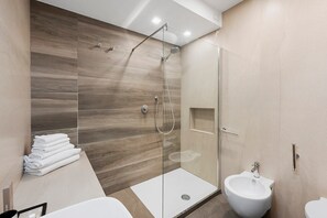 Bathroom - Room 'Camera Tripla Superior' with Balcony, Wi-Fi and Air Conditioning (Napoli)