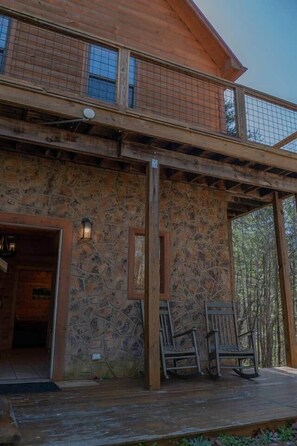 Exterior - Lazy Bear Den | Cozy w/ Hot Tub (Sevier County)