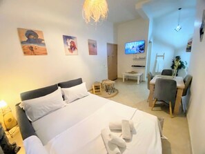 A hotel room with a bed, a desk, a chair, and a television. - Jnane awrad house e relaxation and authenticity (Marrakech)