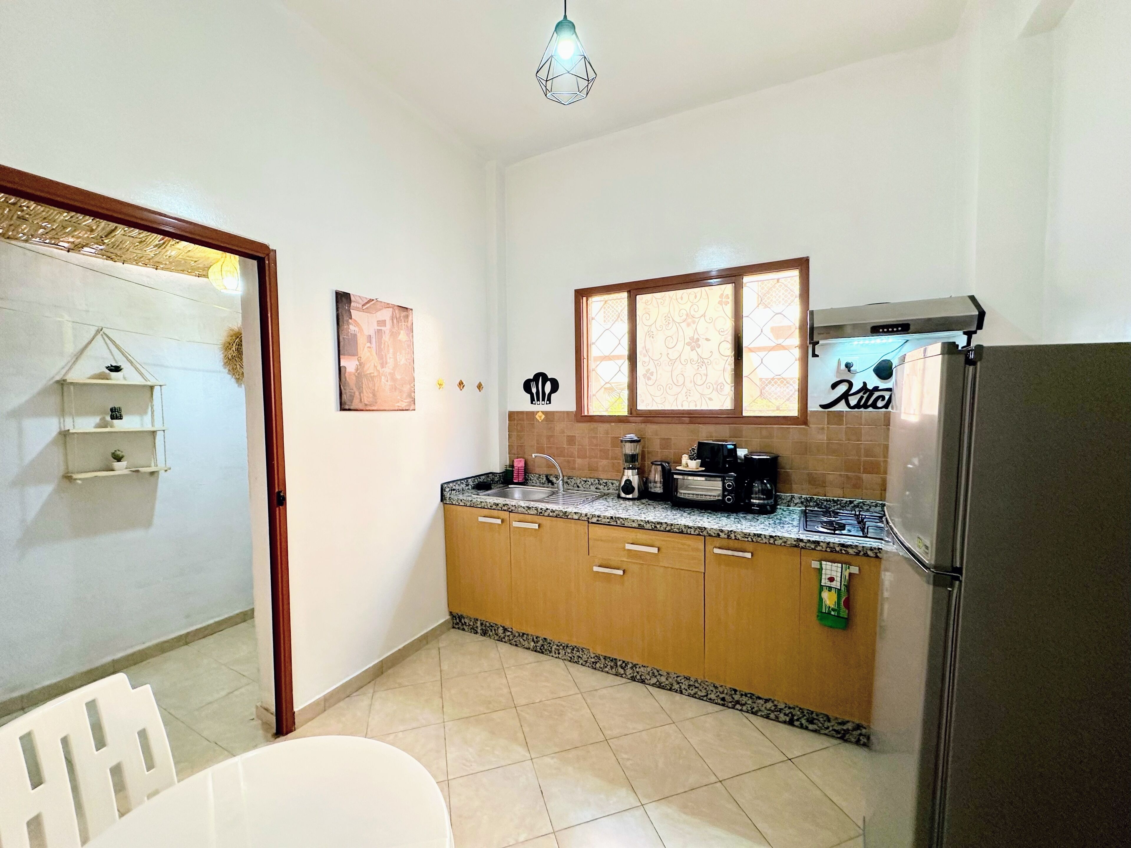 Frigorifero, microonde, piano cottura, macchina per tè/caffè