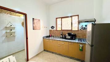 Frigorifero, microonde, piano cottura, macchina per tè/caffè