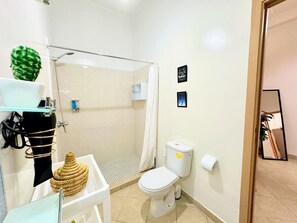 Dusche, Haartrockner, Handtücher, Seife