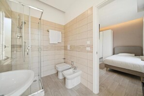 Shower, hair dryer, towels - Apartment 'Domus Toledo' with Private Terrace, Wi-Fi and Air Conditioning (Napoli)