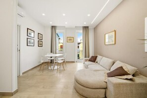 TV - Apartment 'Domus Toledo' with Private Terrace, Wi-Fi and Air Conditioning (Napoli)