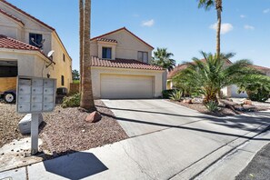 Property grounds - Cozy 3BR Retreat w/ Spa in Green Valley Area (Henderson)