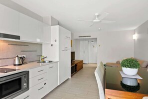 Refrigerador, microondas, placa de cocina, lavavajillas
