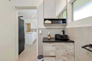 Fridge, microwave, oven, stovetop - The Tropical Trinity: A Breezy Beachside Getaway (Trinity Beach)