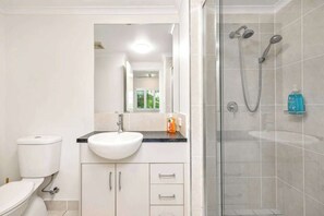 Shower, hair dryer, shampoo - Trinity Beach Bliss: Experience Tropical Living (Trinity Beach)