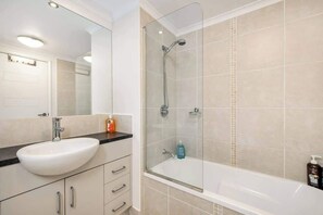 Douche, sèche-cheveux, shampoing