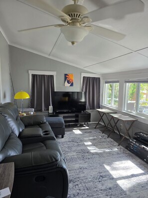 Living area - Love Shack on the Lake. Tranquil 1-bedroom bungalow in Keystone Heights. (Keystone Heights)