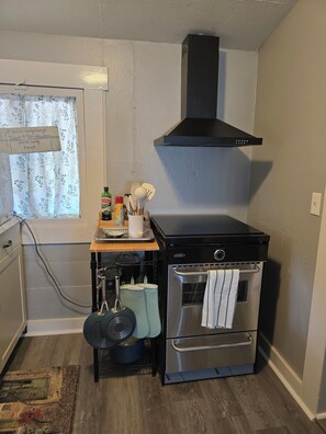 Fridge, microwave, oven, stovetop - Love Shack on the Lake. Tranquil 1-bedroom bungalow in Keystone Heights. (Keystone Heights)