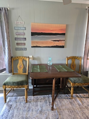 Dining - Love Shack on the Lake. Tranquil 1-bedroom bungalow in Keystone Heights. (Keystone Heights)