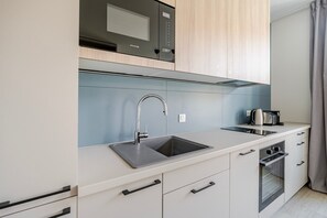 Microwave, oven, dishwasher, cookware/dishes/utensils - Blueground | Nusle, city view, nr Vysehrad (PRG-69) (Prague)