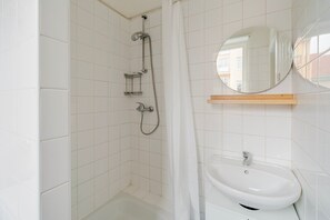 Hair dryer, towels - Blueground | Anděl, view, nr Vltava River (PRG-80) (Prague)