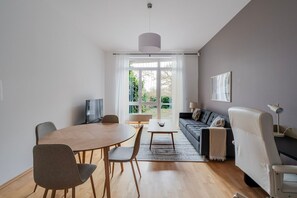 TV - Blueground | Vinohrady, pool, nr Riegrovy Sady (PRG-85) (Prague)