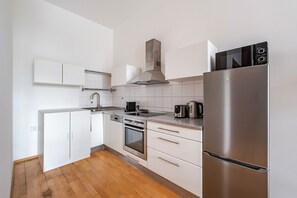 Microwave, oven, dishwasher, cookware/dishes/utensils - Blueground | Vinohrady, pool, nr Riegrovy Sady (PRG-85) (Prague)