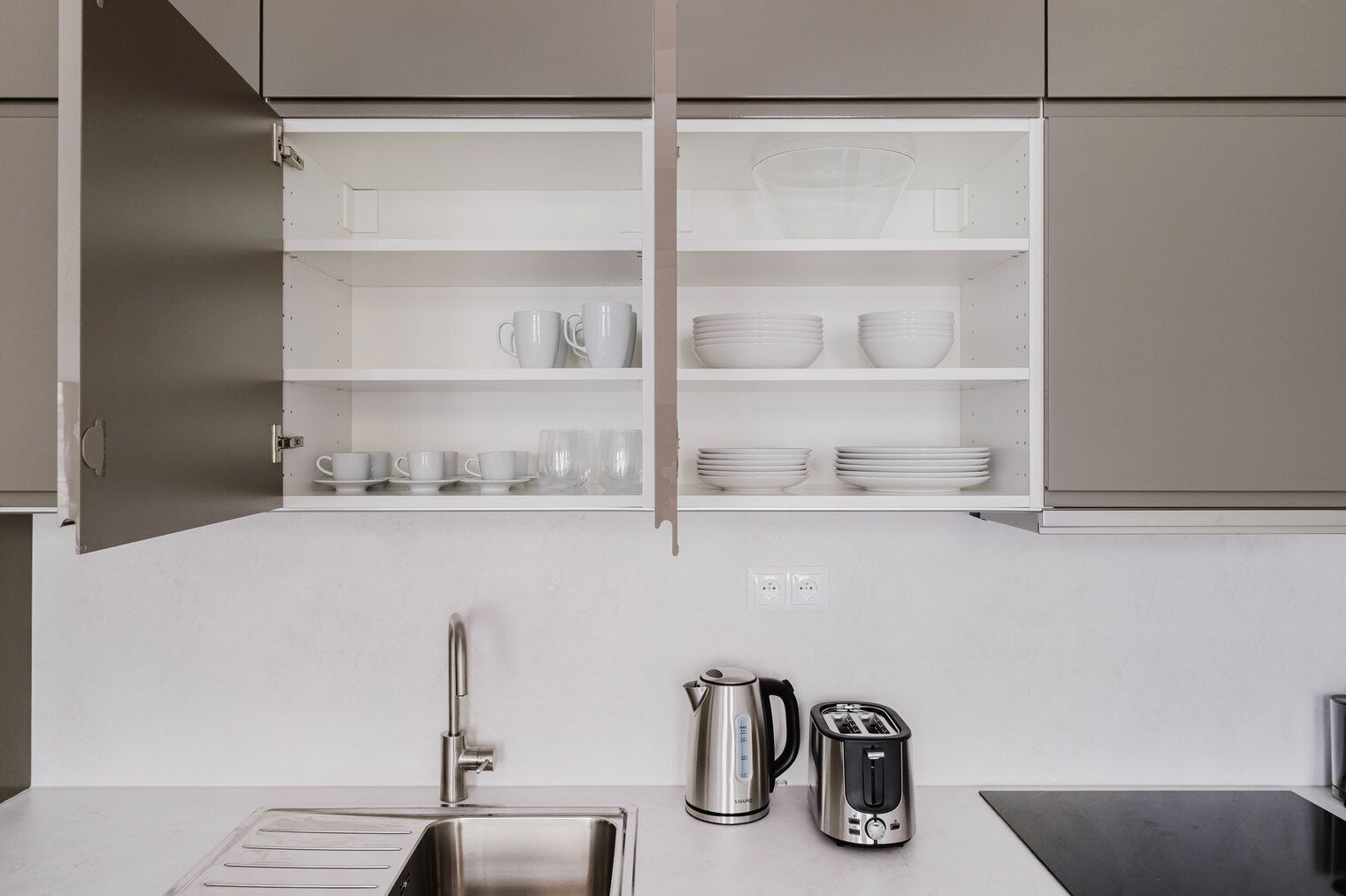 Microwave, oven, dishwasher, cookware/dishes/utensils