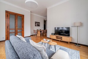 TV - Blueground | Vinohrady, balcony, nr Riegrovy Sady (PRG-89) (Prague)