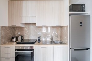 Microwave, oven, dishwasher, cookware/dishes/utensils - Blueground | Vinohrady, balcony, nr Riegrovy Sady (PRG-89) (Prague)