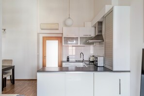 Microwave, oven, dishwasher, cookware/dishes/utensils - Blueground | Dejvice, view, nr Prague Castle (PRG-97) (Prague)